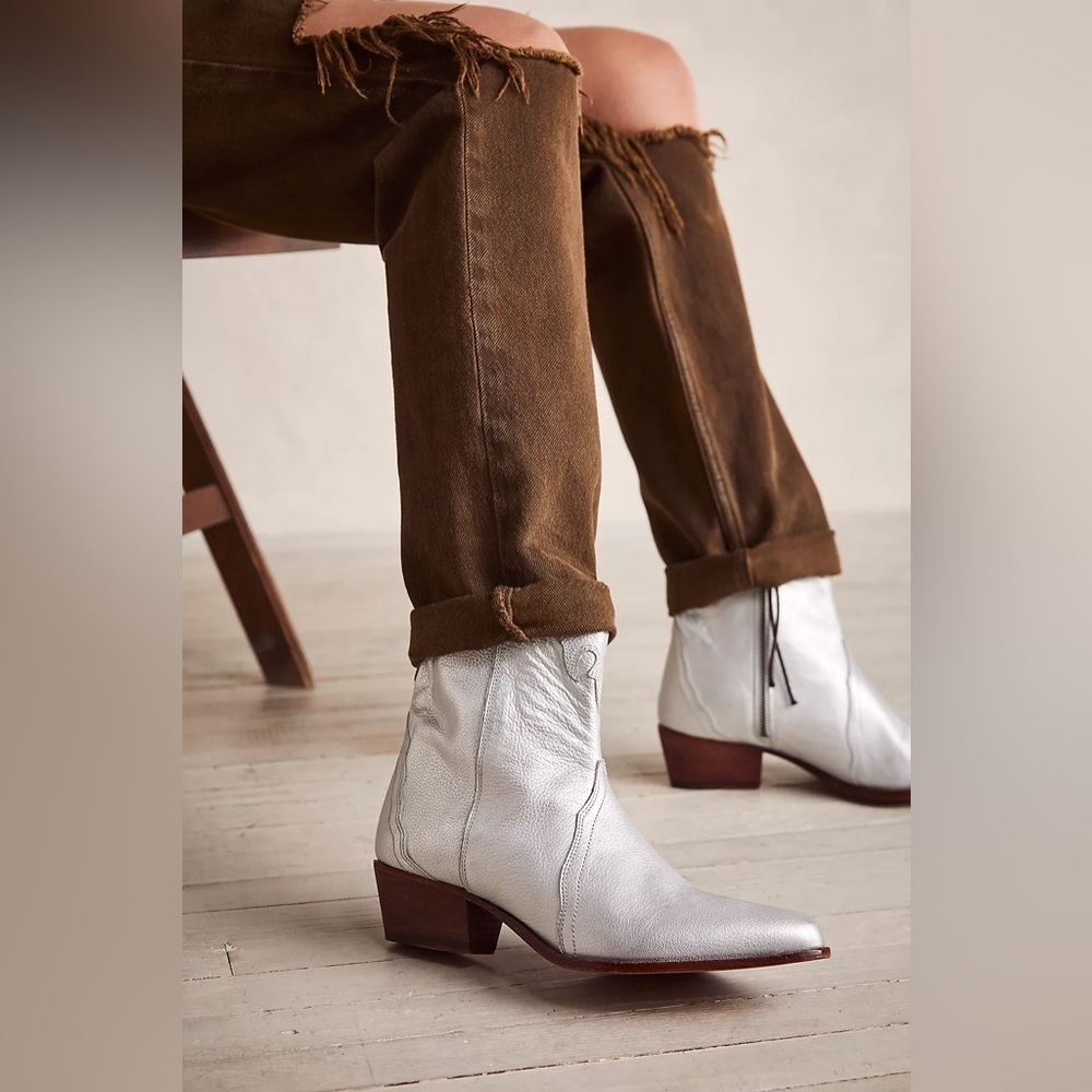 Free people New Frontier Silver Leather Western Ankle Booties Sz Euro 36./6